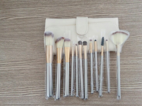 Elevate Your Beauty Routine with the Luxurious Persian Make-Up Brush Set in Elegant Champagne